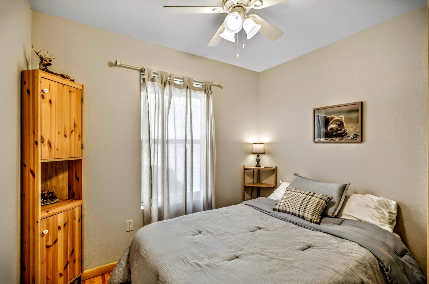 Queen bedroom · bear print