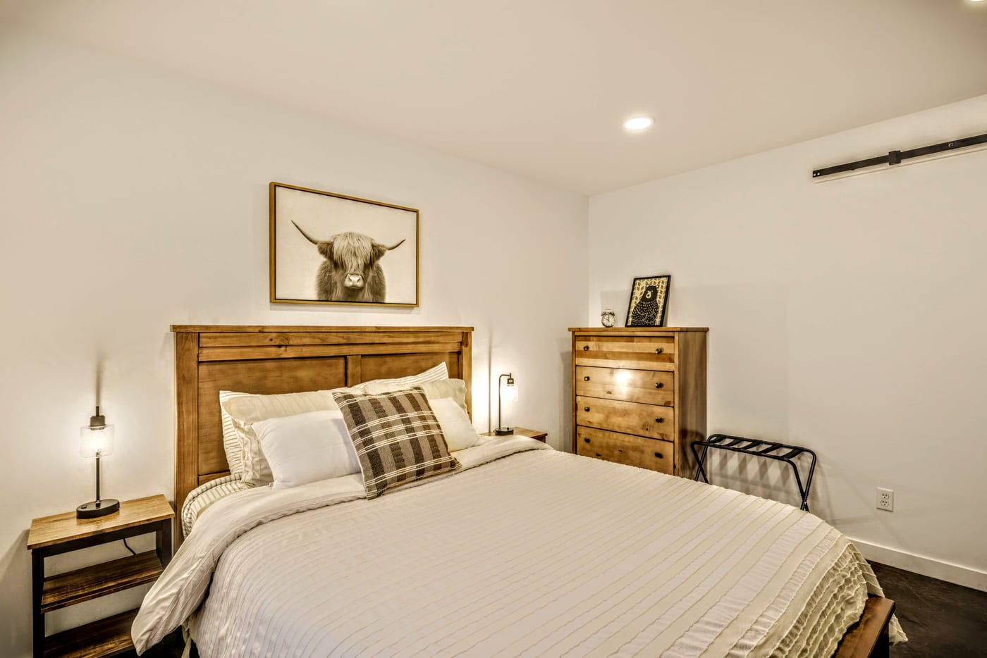 Basement queen · headboard close